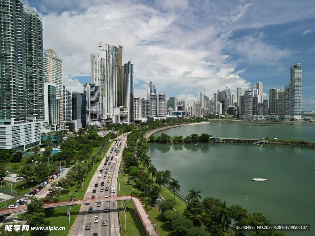 城市河畔高楼景观