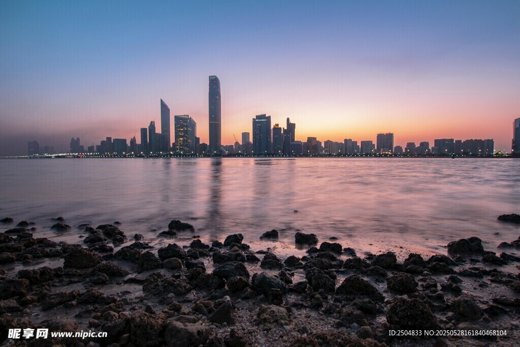 迪拜海滨城市美丽日落景观