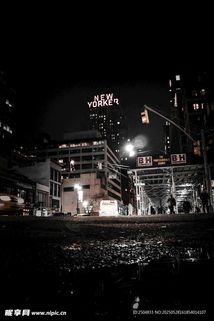 夜晚城市中的璀璨建筑