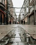 雨后空荡的城市街道