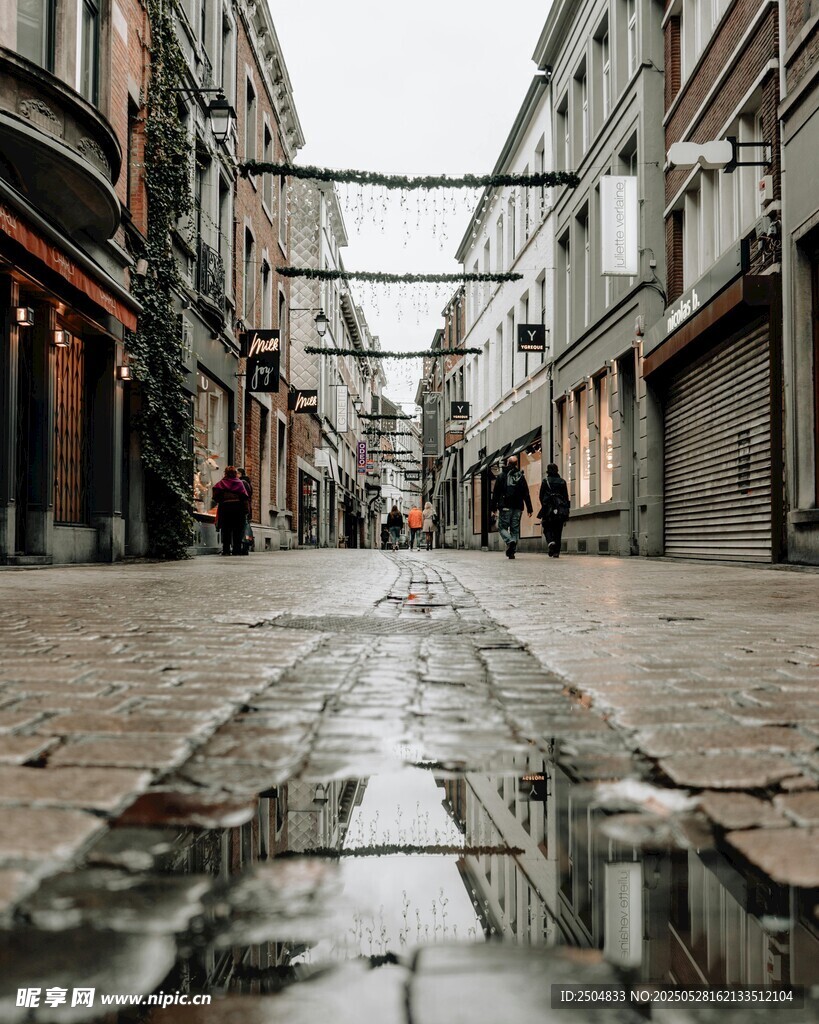 雨后空荡的城市街道