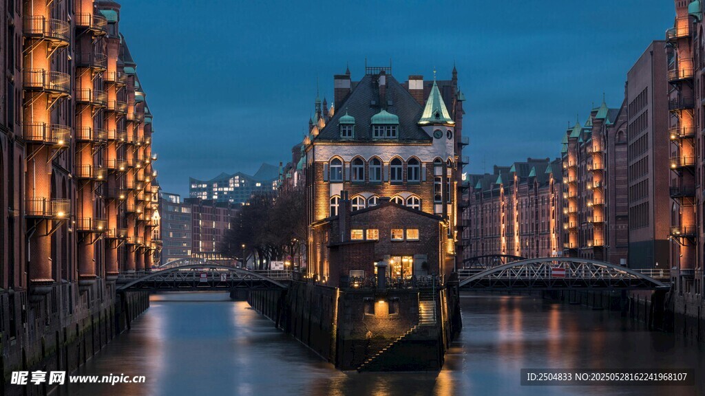 河畔夜景中的欧式建筑风光