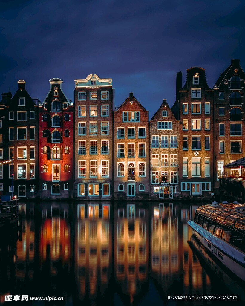 阿姆斯特丹夜景河畔建筑倒影