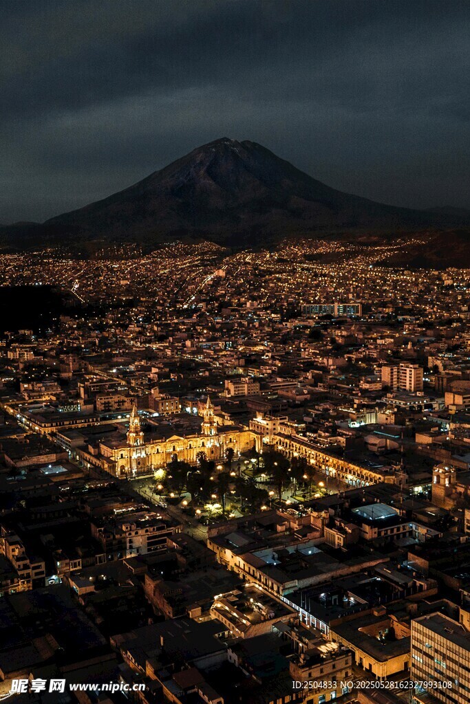 山城夜景俯瞰壮丽风光