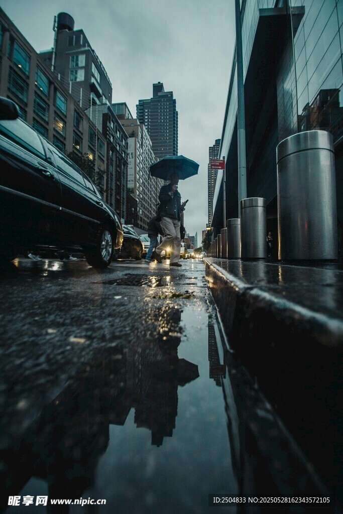雨中城市街道的积水倒影