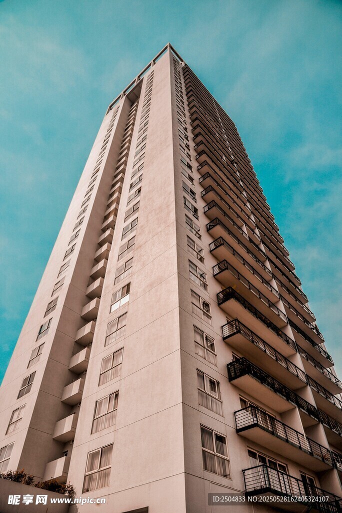 高耸入云的现代高层住宅