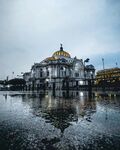 雨中的华丽建筑及倒影