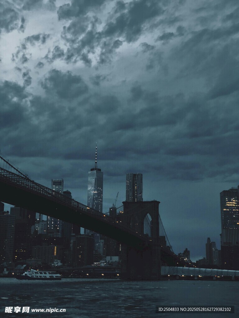 夜幕下的城市桥梁景观