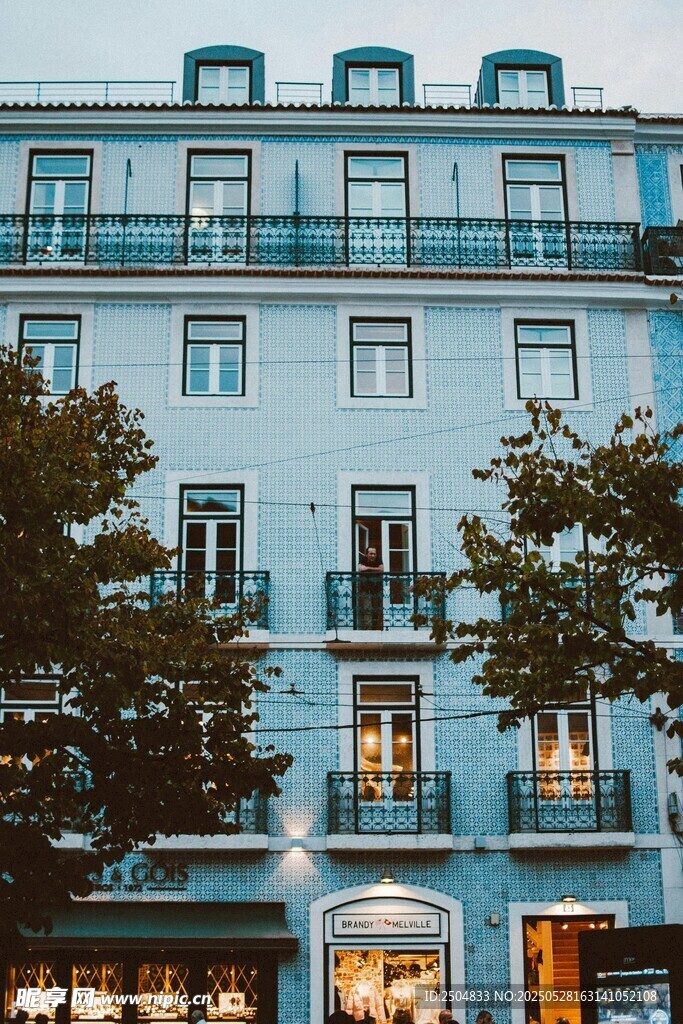 蓝色欧式建筑外观景致