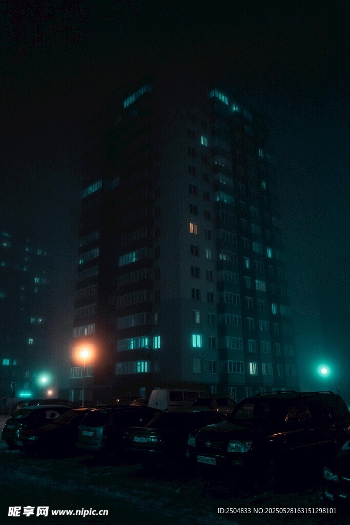 夜幕下的城市高楼与车流