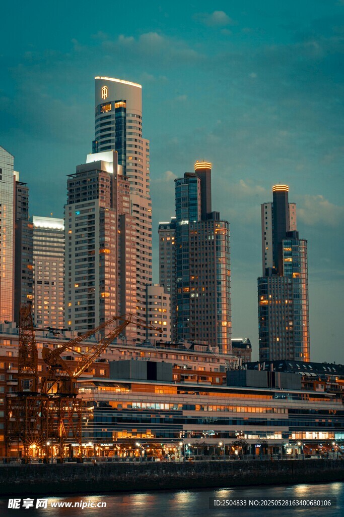 都市璀璨夜景摩天大楼群