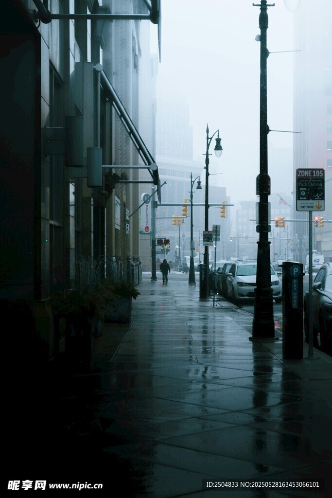 雨中城市街道湿漉漉景象
