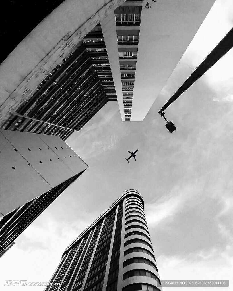 仰视城市摩天大楼景观