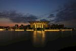 湖畔夜景中的璀璨建筑