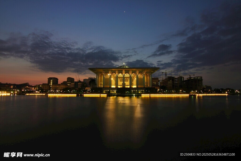 湖畔夜景中的璀璨建筑