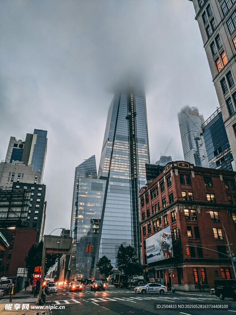 云雾缭绕中的都市摩天大楼
