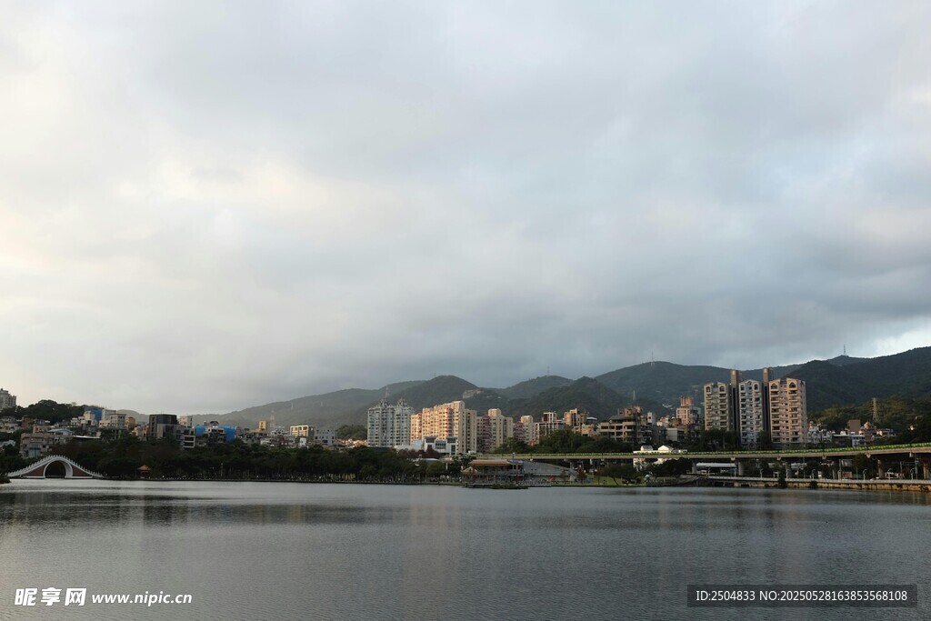 湖畔城市与远山景致