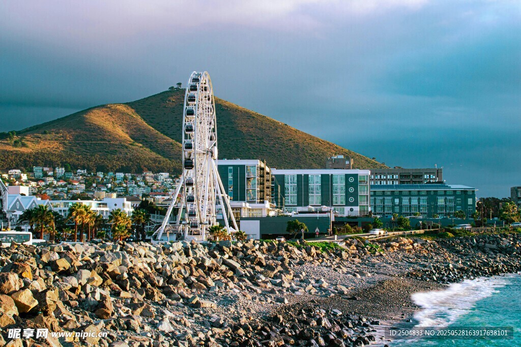 海岸灯塔与城市美丽景致