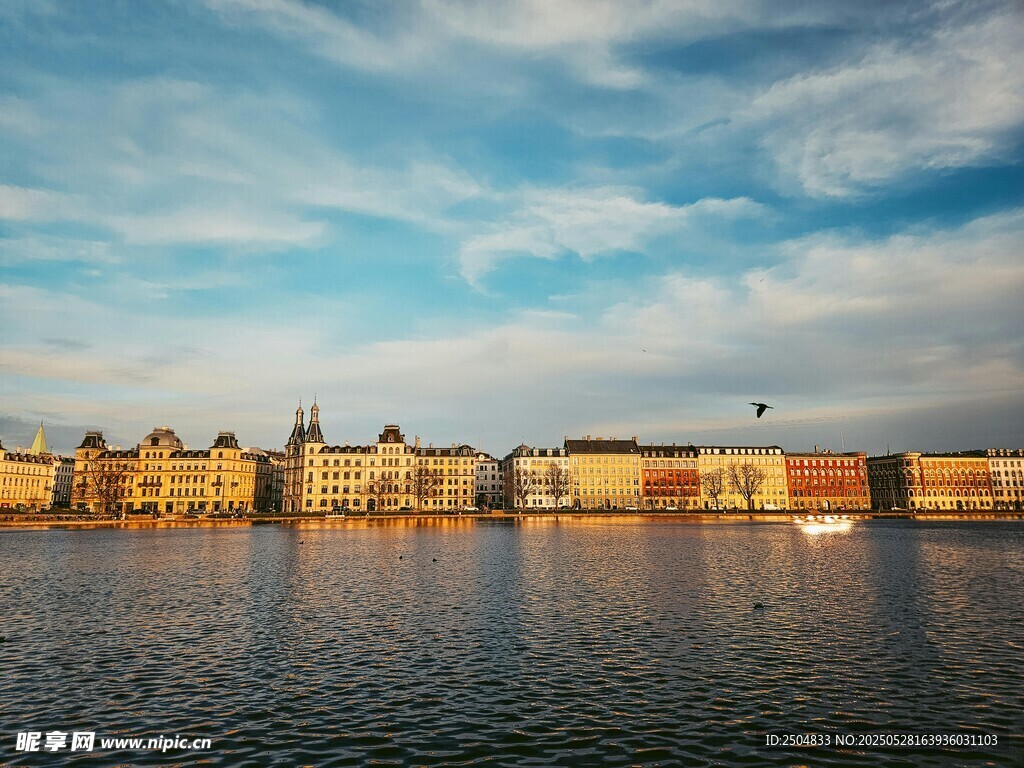 河畔建筑与蓝天碧水美景