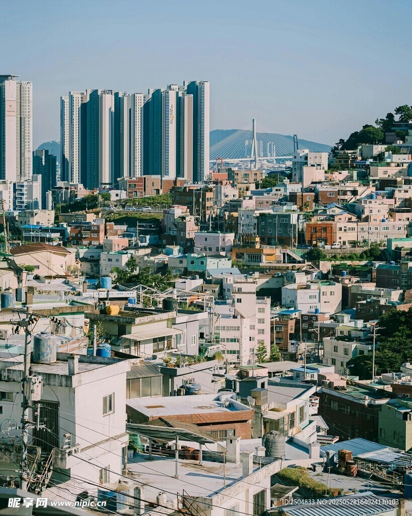 城市高楼与低矮建筑景观