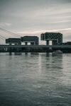 河畔桥梁建筑远景