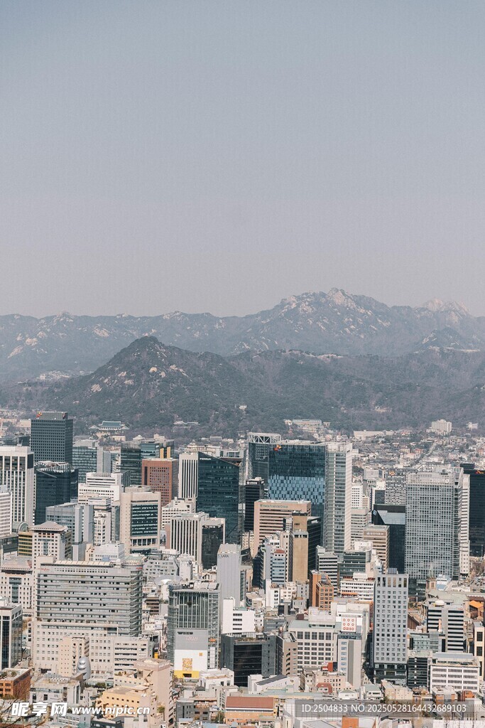 繁华都市与远山景致