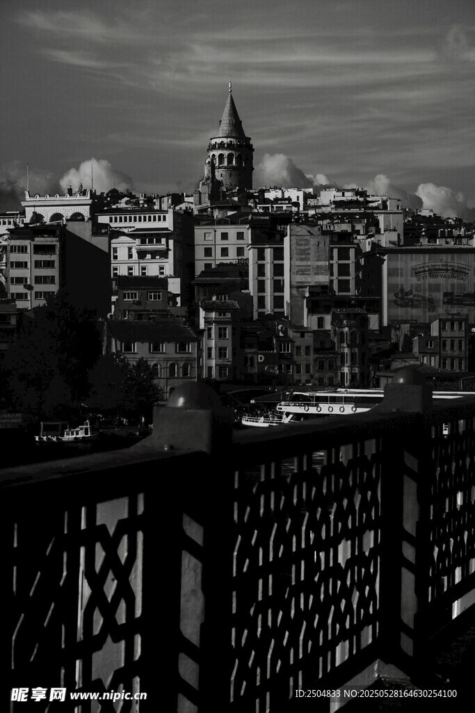 城市天际线与复古栏杆景观