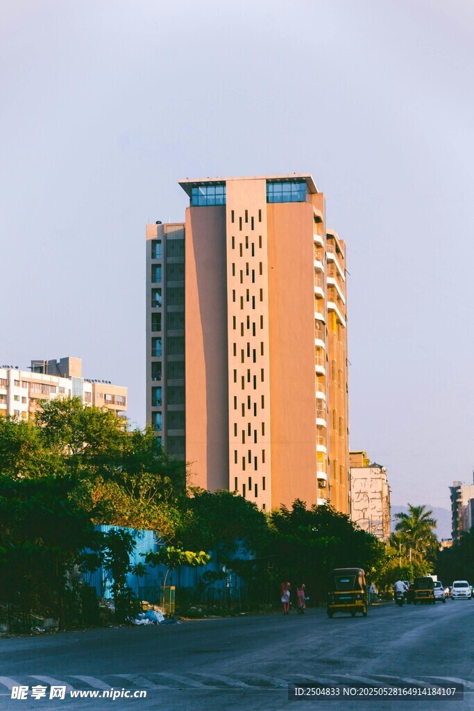 城市中矗立的高层居民楼