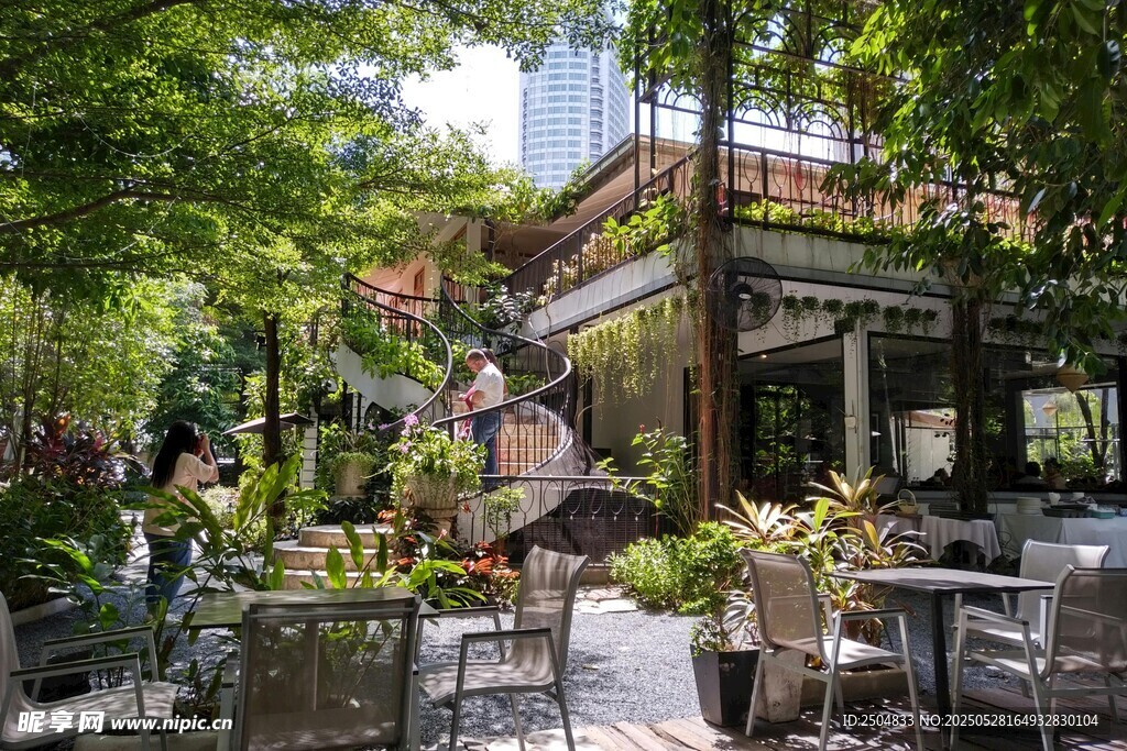 户外绿植环绕的休闲空间