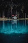 湖畔小屋映于幽蓝湖水中