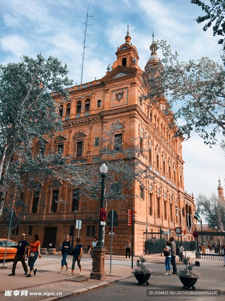 欧式古典建筑前的休闲场景