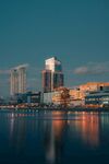 城市湖畔夜景璀璨风光
