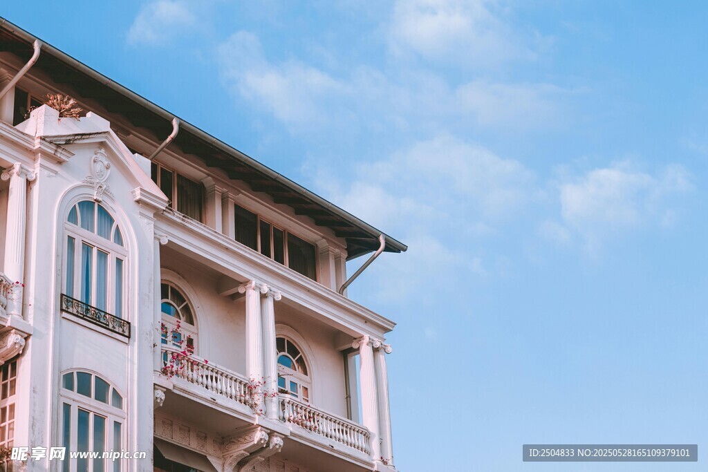 粉色三层建筑与晴朗天空