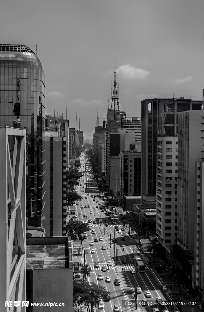 城市高楼间的繁忙街道