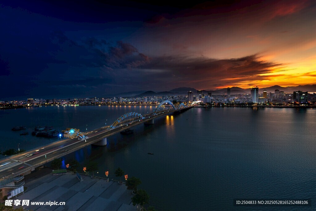城市黄昏跨海大桥美景