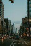 城市街道黄昏车流景象