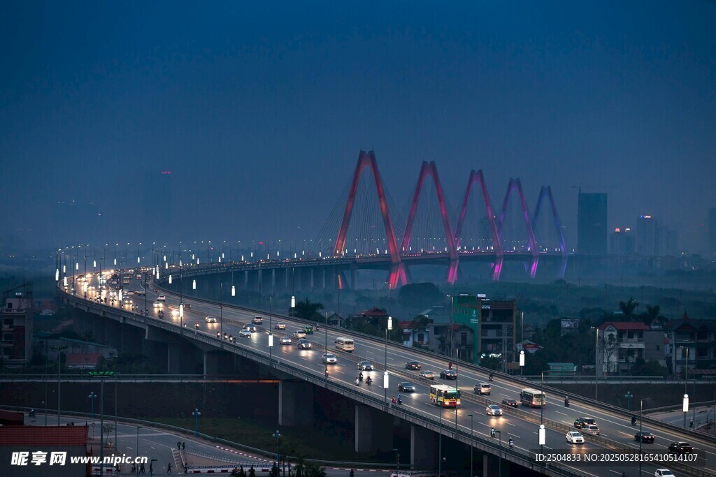 夜幕下的桥梁与车流