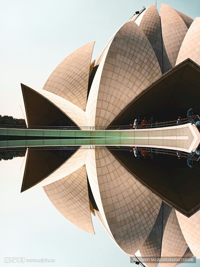 莲花寺独特建筑倒影景观