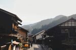 山间村落古朴街道景象