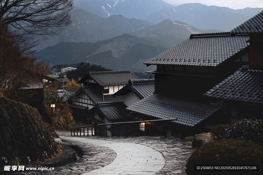 冬日山间古朴日式村落