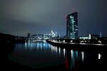城市夜景下的河畔璀璨风光