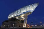 独特造型的夜间建筑景观
