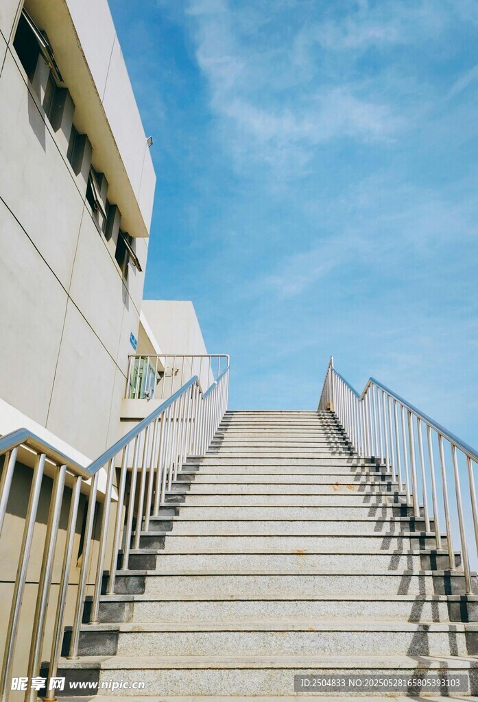 户外白色阶梯与晴朗天空