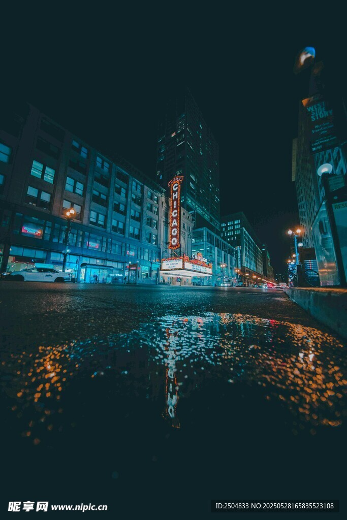 城市夜景下的绚丽水面倒影