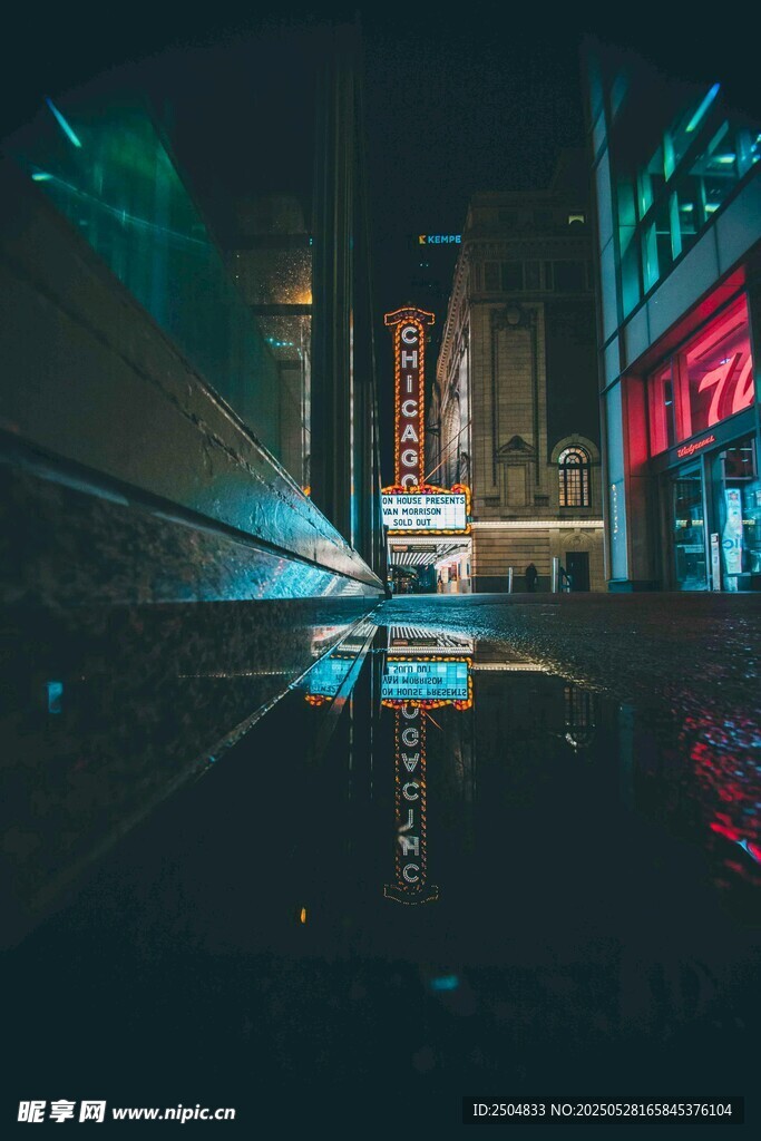 城市夜景下的绚丽光影