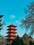 红塔映蓝天绿树