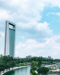城市河畔的摩天大楼景观