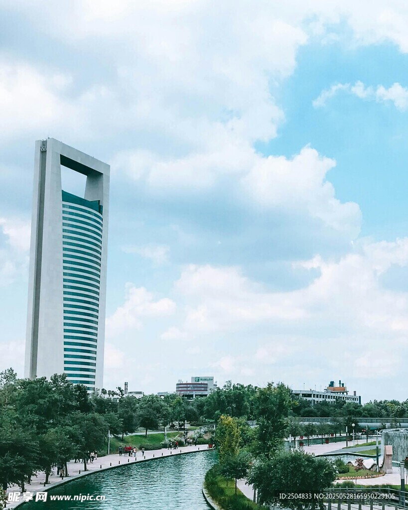 城市河畔的摩天大楼景观