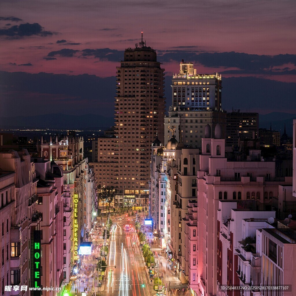 夜幕下的繁华都市街景