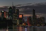 夜幕下的城市河畔风光